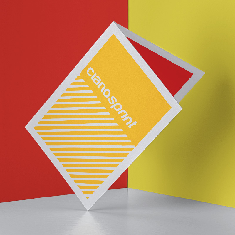 Depliant pieghevole personalizzato con colori giallo rosso e logo